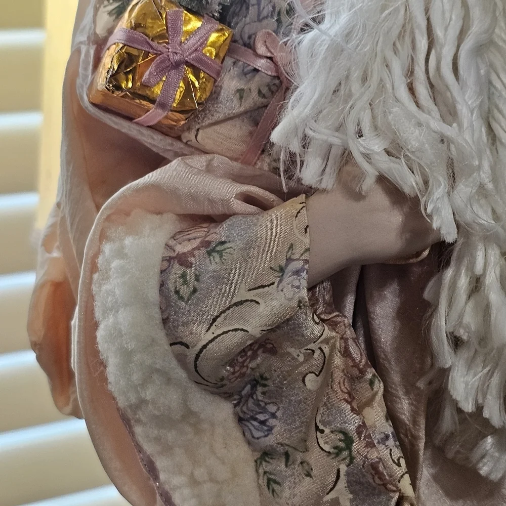 Brinn Collectible Porcelain Christmas Romance Santa 16